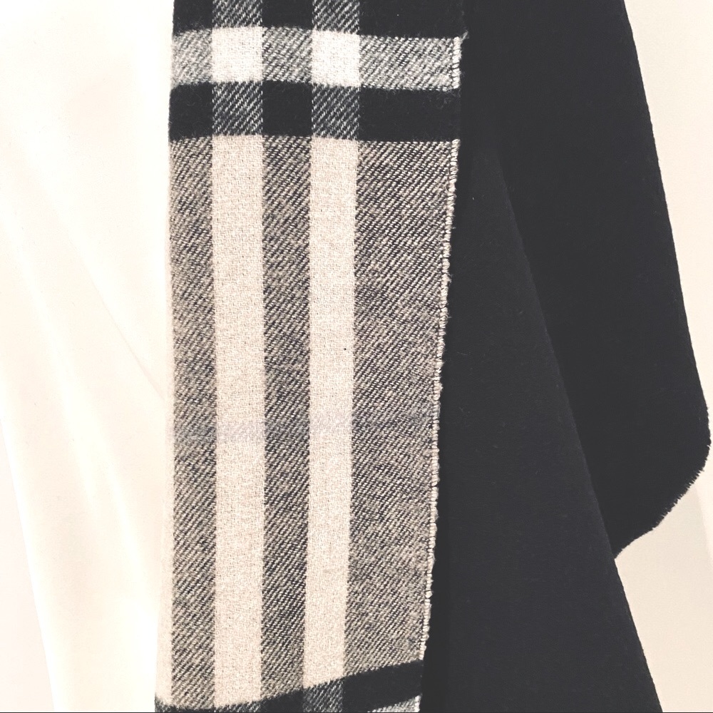 BURBERRY LONDON HELENE REVERSIBLE 2 POCKETS SCARF / WRAP. - Picture 3 of 9